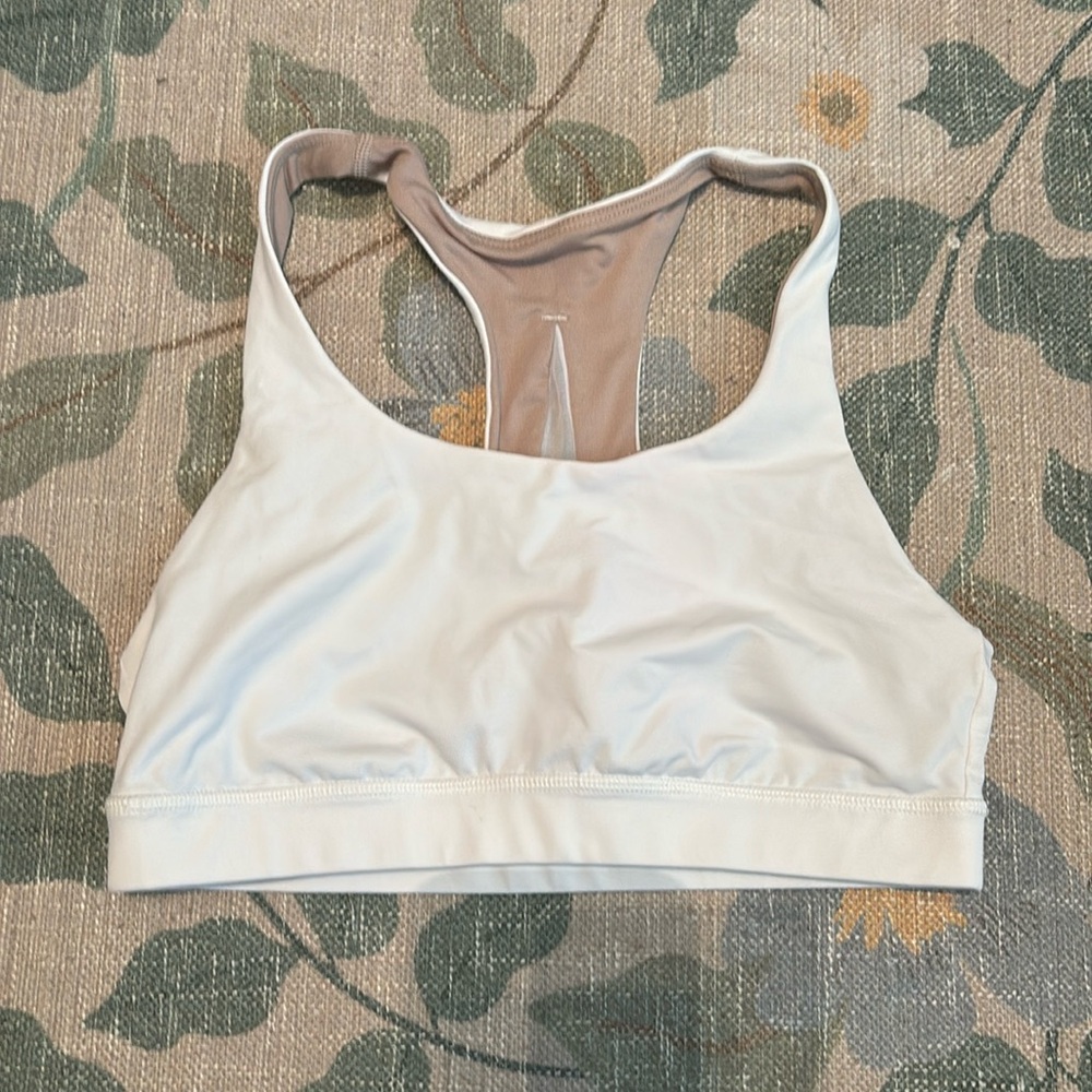 White lululemon sports bra
